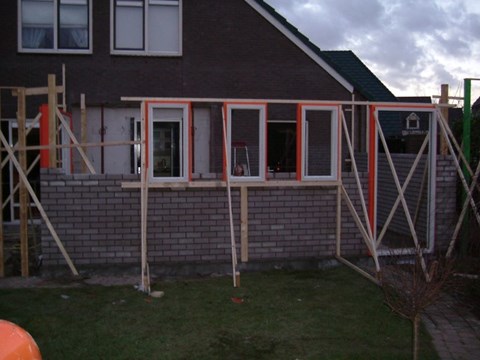 opgaand metselwerk en kozijnen stellen